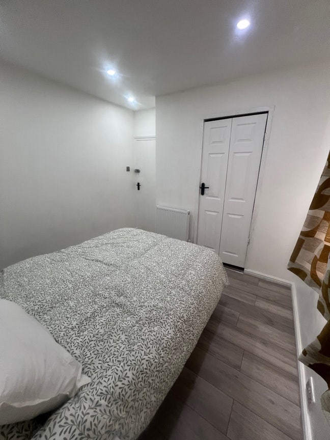Modern En suit & Double bedroom  Main Photo