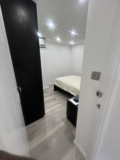 Modern En suit & Double bedroom  Main Photo