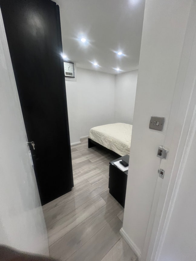 Modern En suit & Double bedroom  Main Photo