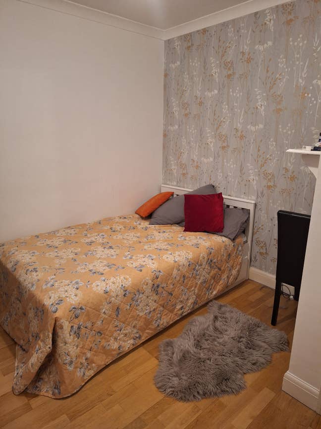 Room in a house  Main Photo