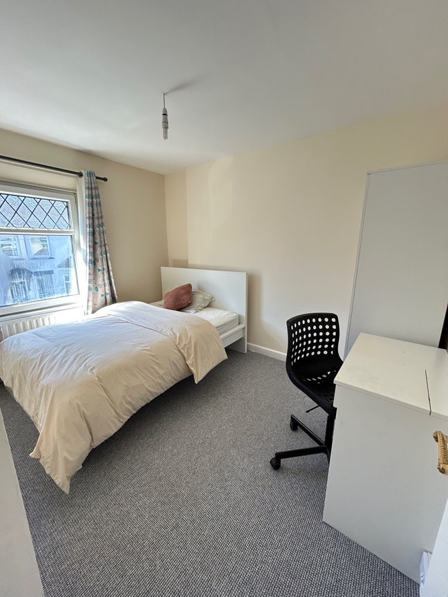 Double Room 5 Min Walk to USW!! Main Photo