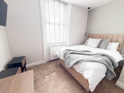 Ensuite bedrooms in a lovely 6 bedroom house Main Photo