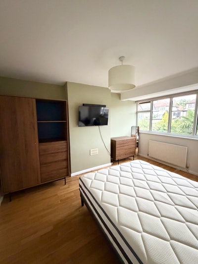  Large Double w/h priv bathroom All incl Main Photo