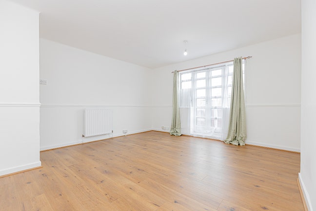 Newly refurbished 2 bedroom flat with balcony  Main Photo