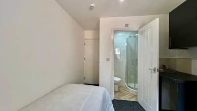 Enuite! Move in Today! Private & Safe - Free Bills Main Photo