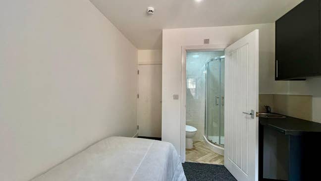 Enuite! Move in Today! Private & Safe - Free Bills Main Photo
