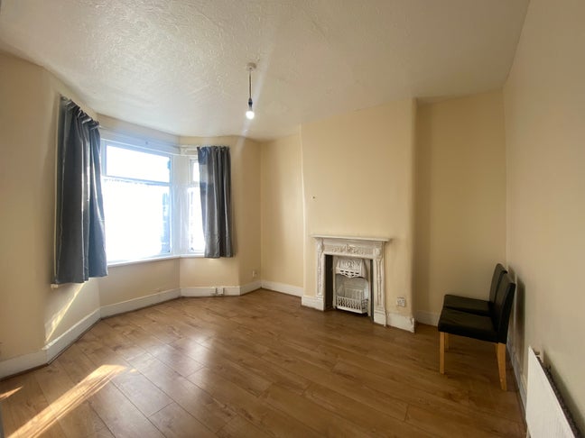 1 Bed Fat + Separate Living Room- Ilford Lane, IG1 Main Photo