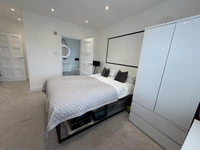 Very Large En-Suite Room, Potters Bar  Main Photo