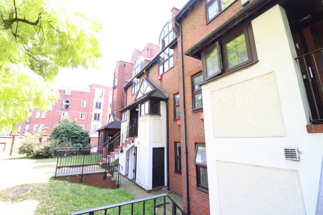 *Huge Modern Double Room Near Canary Wharf* Main Photo