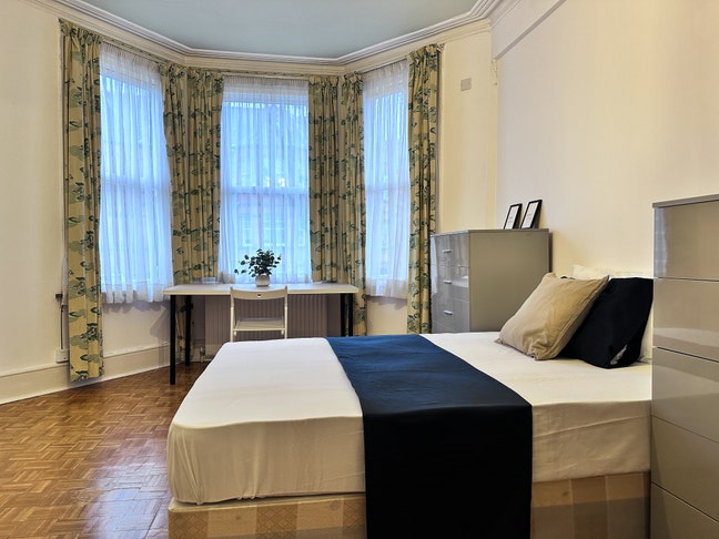 Spacious Double Room 5 mins to Jubilee Line Main Photo