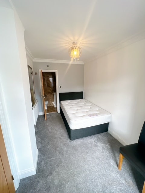En-Suite Double Room | Newly Refurbished  Main Photo