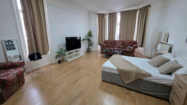 Edgware Rd - 4 Spacious Double Rms - Living Room  Main Photo