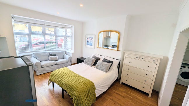 Fantastic Newly Refurbished Studio Apartment Main Photo