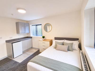 ** NEW LARGE En Suites Stirchley -No Bills To Pay! Main Photo