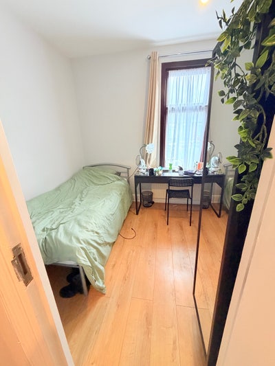 Small Double Bedroom Next to Leyton Tube Station Main Photo