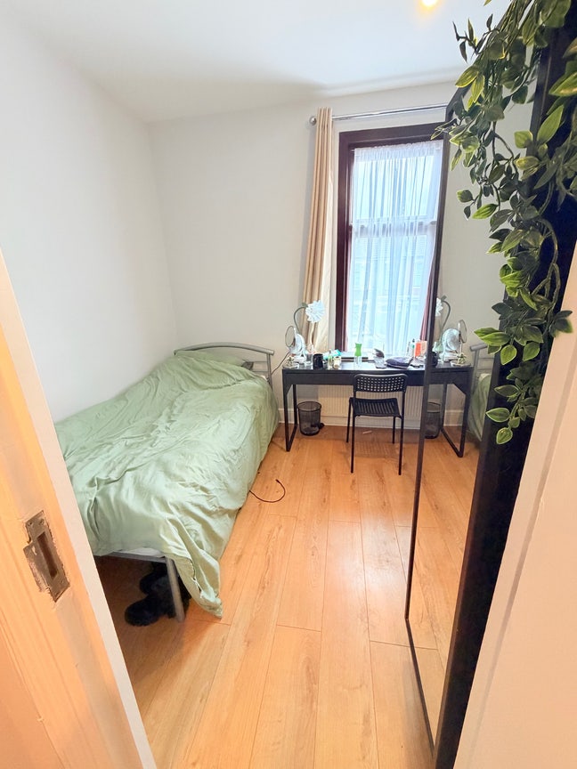 Small Double Bedroom Next to Leyton Tube Station Main Photo