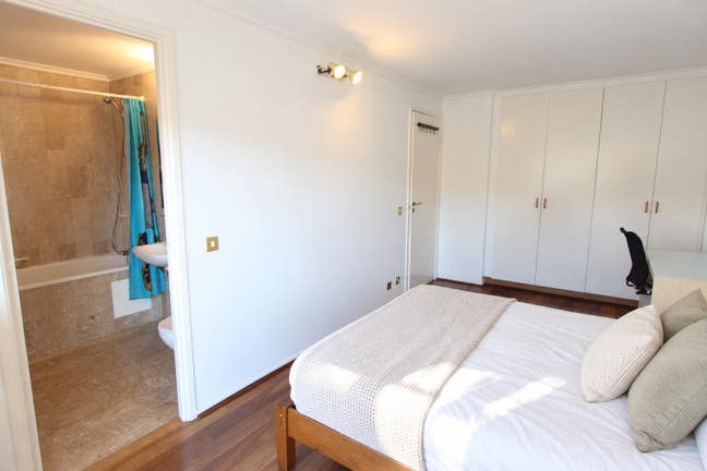 Large Ensuite Room Triple Wardrobe - Near River Main Photo