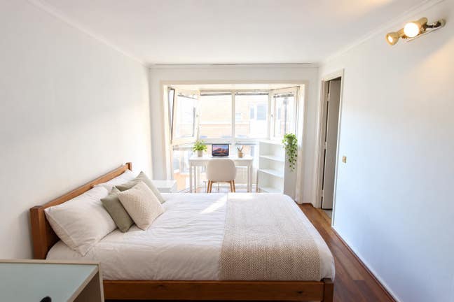 Large Ensuite Room Triple Wardrobe - Near River Main Photo