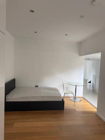Large modern Studio  - inc some bills Main Photo