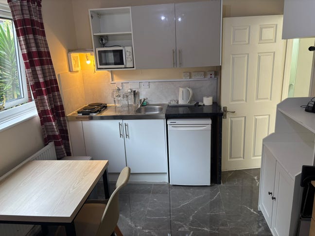Small studio by Caledonian Station Main Photo