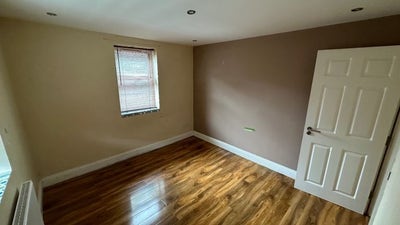 Spacious Modern 2-Bed Flat in E11 4HL Main Photo