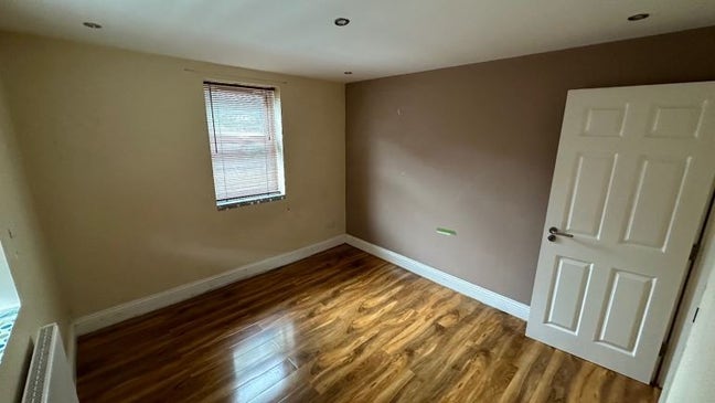 Spacious Modern 2-Bed Flat in E11 4HL Main Photo