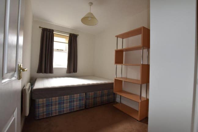 Need flatmate for 2 bed 2 bath apt. surrey quays  Main Photo