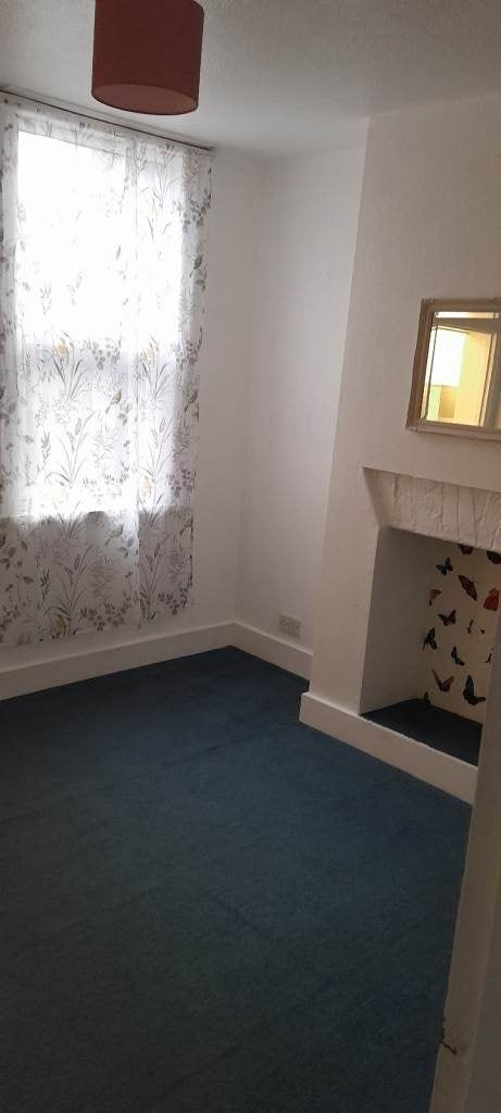 Spacious 2-Bed House Available in DA8 1BS Main Photo
