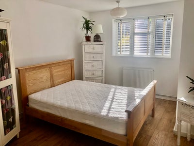 Lovely double room for professional  Main Photo