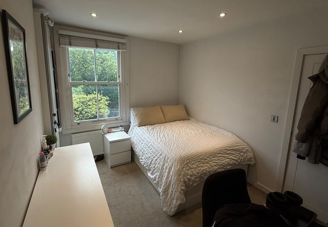 Lovely Room in a Large Holloway House with Garden Main Photo