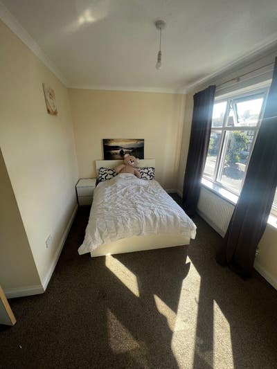 A Spacious  double Room for rent in IG4 5NA  Main Photo