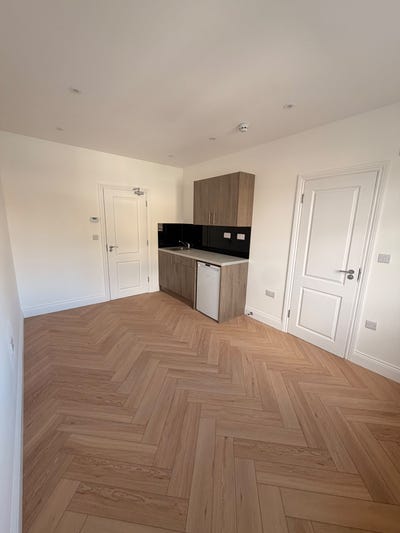 Modern 4-Bedroom HMO – Epsom Main Photo