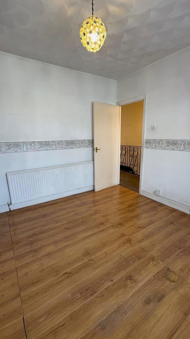 1 Box room and a sharing room available  Main Photo