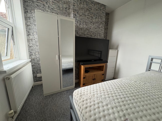 Spacious double room (not a HMO) Main Photo