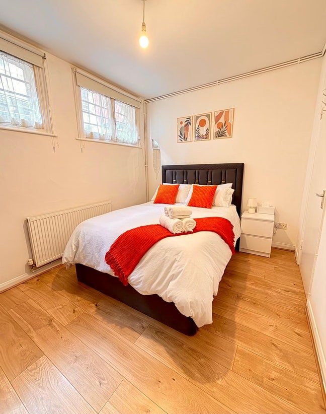 Modern 1-Bedroom Flat with Open-Plan Kitchen Main Photo