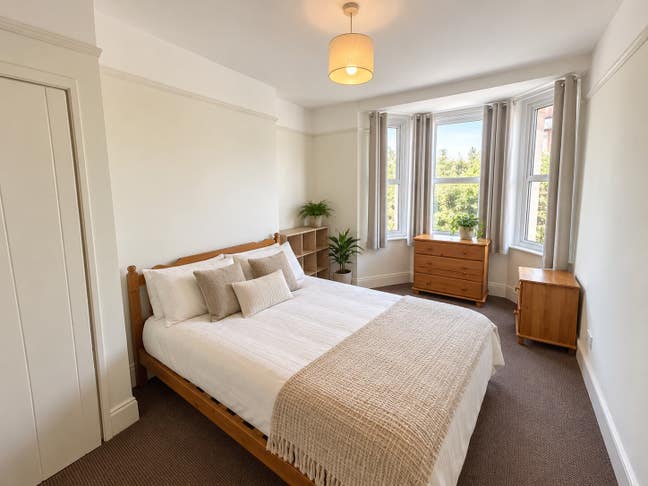 Large Double Room - Lipson Road Main Photo