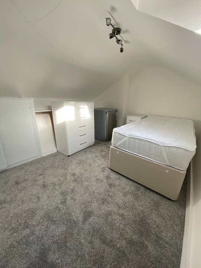Single Loft in a Cute Property Steps to Jubilee  Main Photo