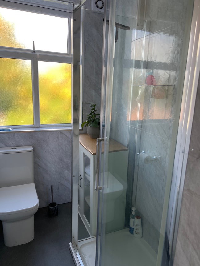 Larger than average single room available  Main Photo