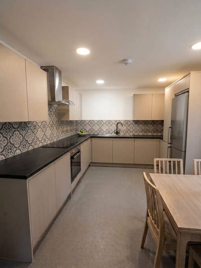 D Room / friendly shared house until 31st December Main Photo