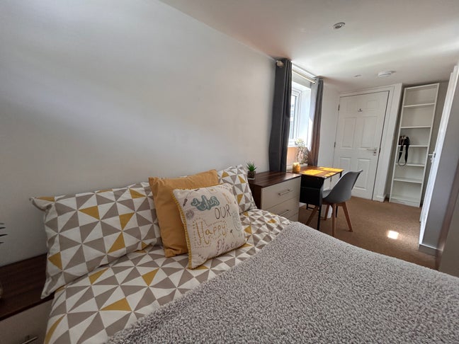🍂Situated In Highly Sought After Downly 🍂 Main Photo
