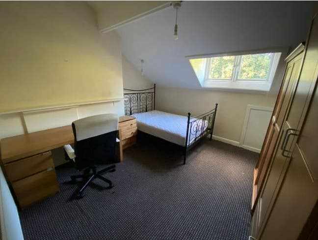 2 Top Floor Room Available – Huddersfield Main Photo