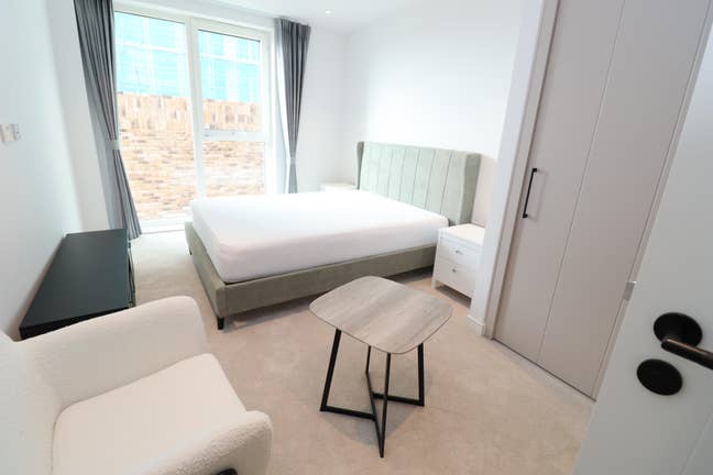 Modern ensuite room by Elizabeth line 🚆 Main Photo