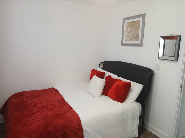 Double furnished bedroom Main Photo