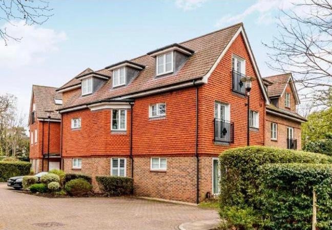 Spacious Double Room in Weybridge with own TV Main Photo