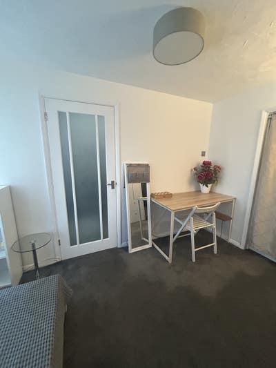 One single clean room in shared house  Main Photo