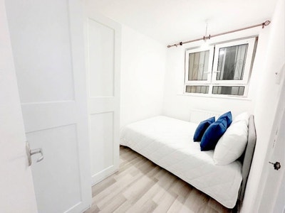 Bright room next to the Docks | Aldgate Main Photo