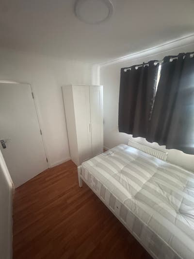 Spacious Double Room Available in SE2 9HU Main Photo