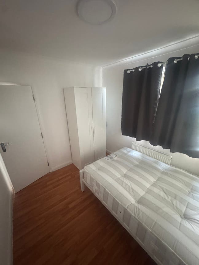Spacious Double Room Available in SE2 9HU Main Photo