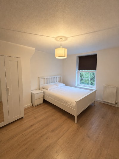 Bright double room near Oval station! (30Anne) Main Photo