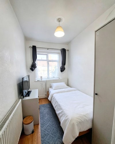Single Room - Montrose Gardens Mitcham CR4 Main Photo